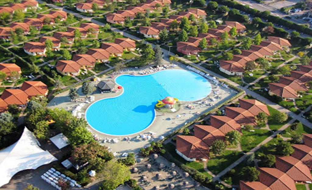 Camping Bella Italia Peschiera del Garda Esterno foto