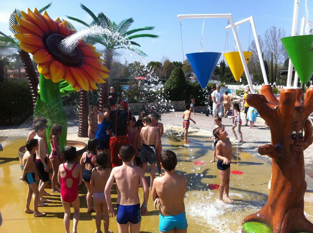 Camping Bella Italia Peschiera del Garda Esterno foto