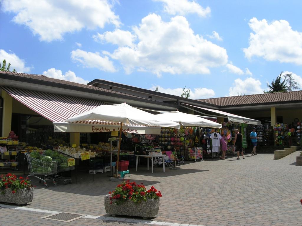 Camping Bella Italia Peschiera del Garda Esterno foto