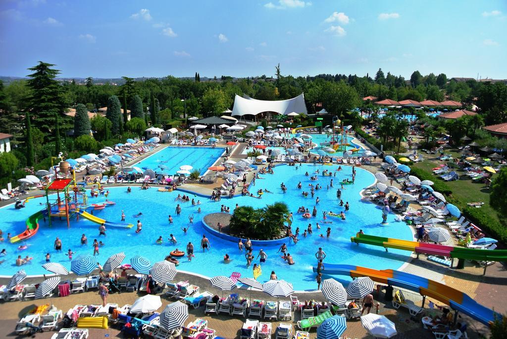 Camping Bella Italia Peschiera del Garda Esterno foto
