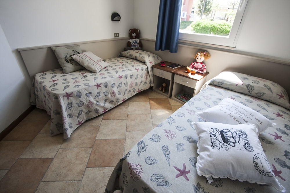 Camping Bella Italia Peschiera del Garda Esterno foto