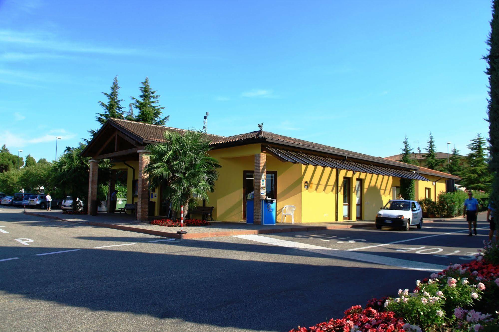 Camping Bella Italia Peschiera del Garda Esterno foto