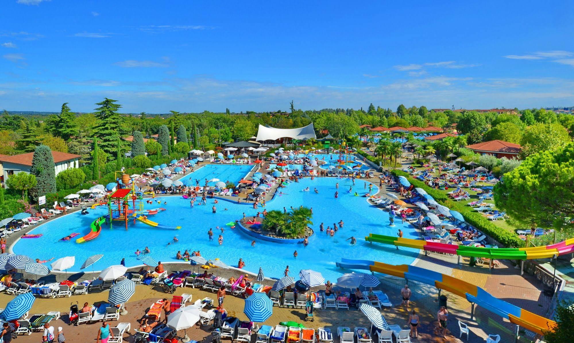 Camping Bella Italia Peschiera del Garda Esterno foto